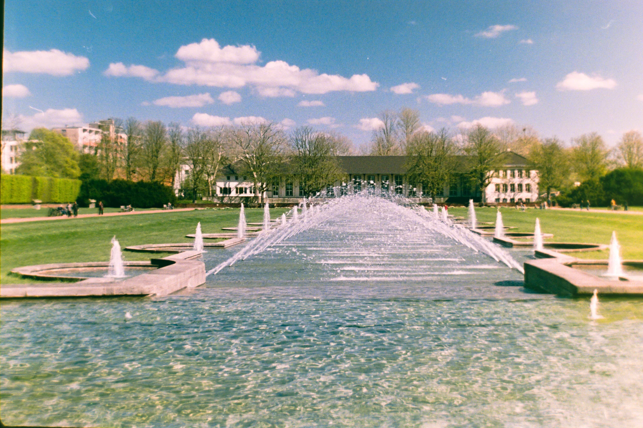 The water fountains at Nordpark Düsseldorf, as seen from the remaining park area.